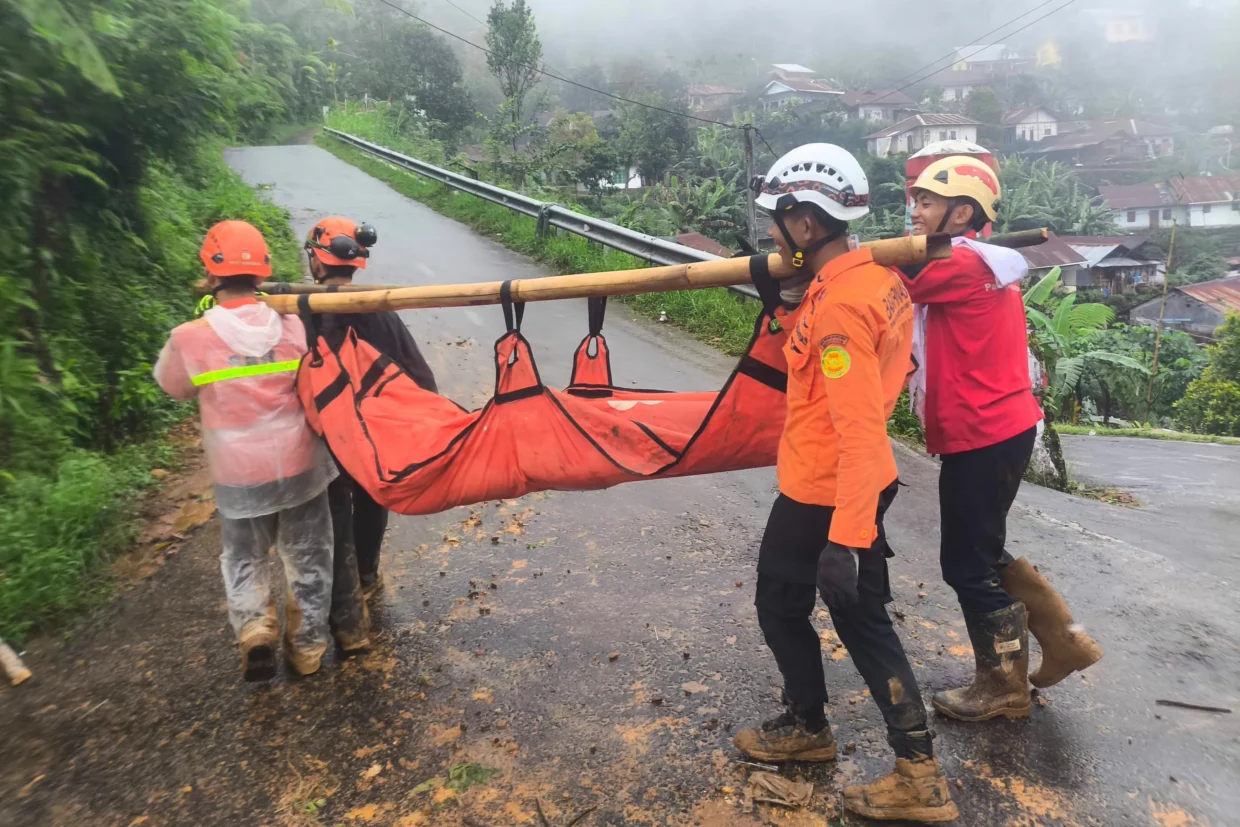 Deadly Indonesian Landslide Traps Victims Under Mountain of Mud